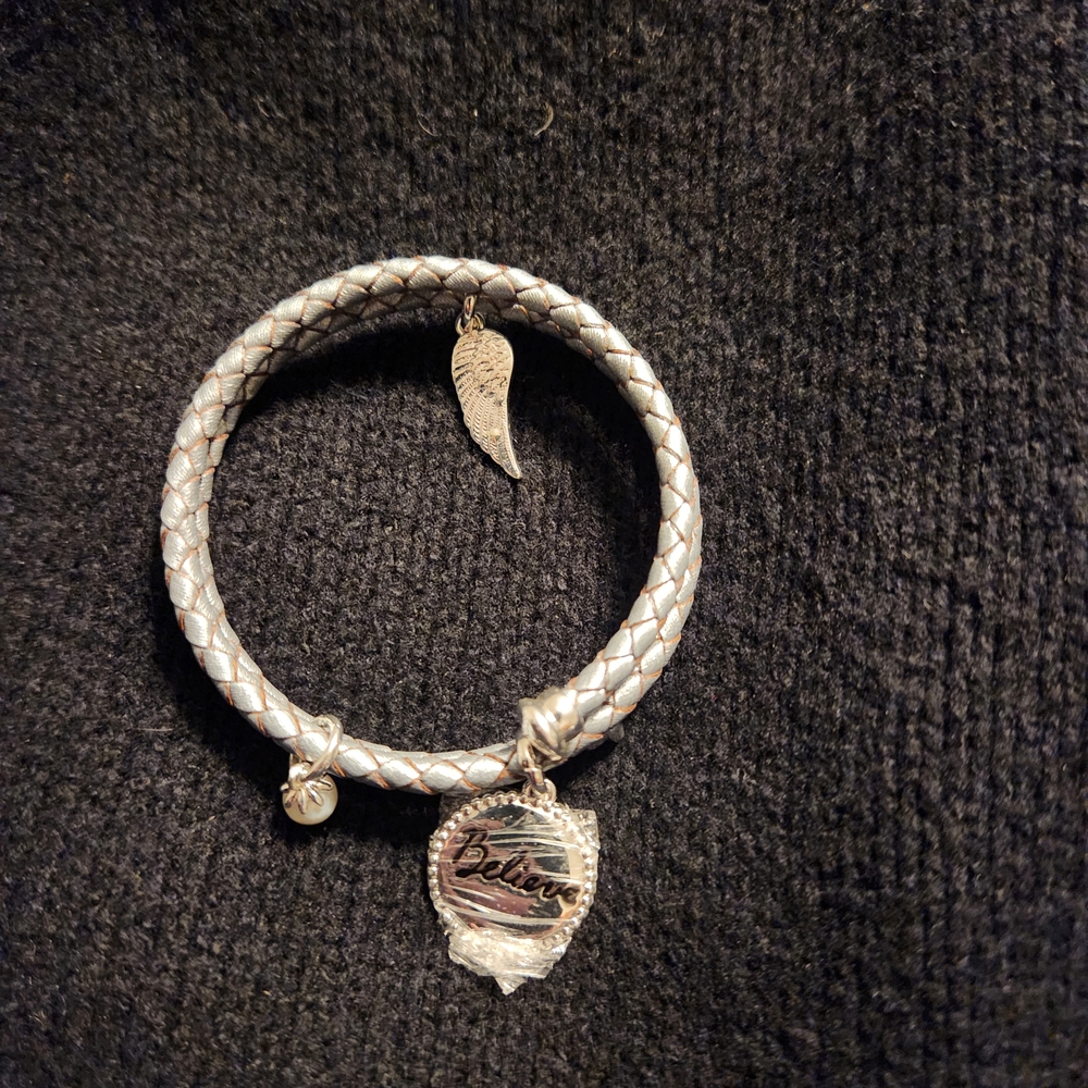 Vantel Pearls Silver Bracelet with Charms